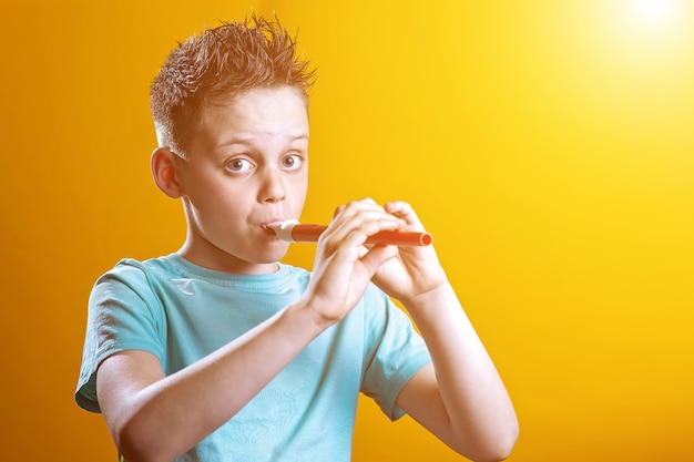 Un niño con una camiseta ligera jugando en una pipa en un color