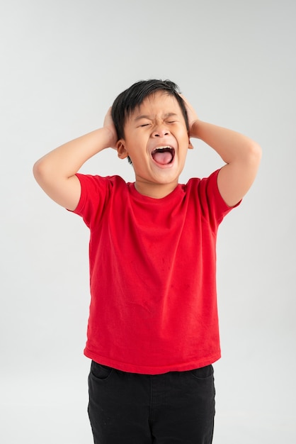 Niño en camiseta roja gritando