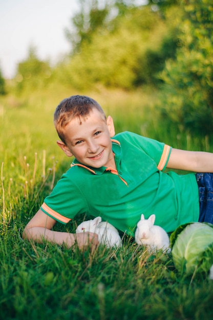 Foto niño con una camiseta verde con un conejo blanco