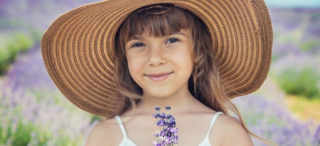 Un niño en un campo de flores de lavanda.