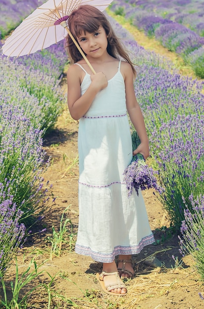 Un niño en un campo de flores de lavanda.