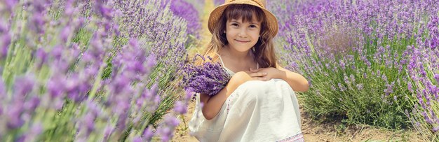 Un niño en un campo de flores de lavanda.