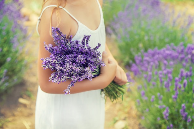 Un niño en un campo de flores de lavanda.