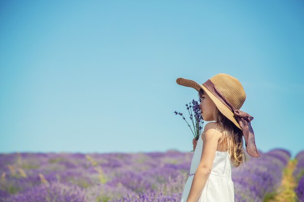 Un niño en un campo de flores de lavanda.