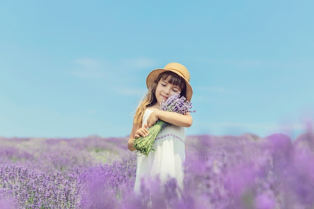 Un niño en un campo de flores de lavanda.