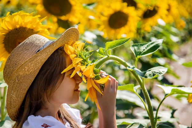 Un niño en un campo de girasoles con una camisa bordada. Concepto de día de la independencia de Ucrania. Enfoque selectivo.