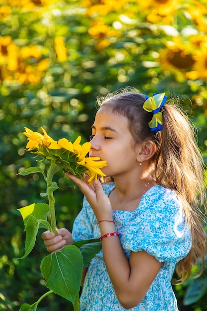 Un niño en un campo de girasoles Ucrania Enfoque selectivo