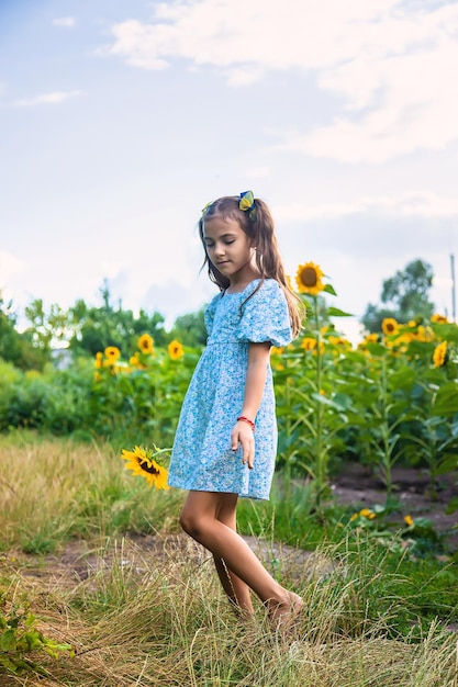 Un niño en un campo de girasoles Ucrania Enfoque selectivo