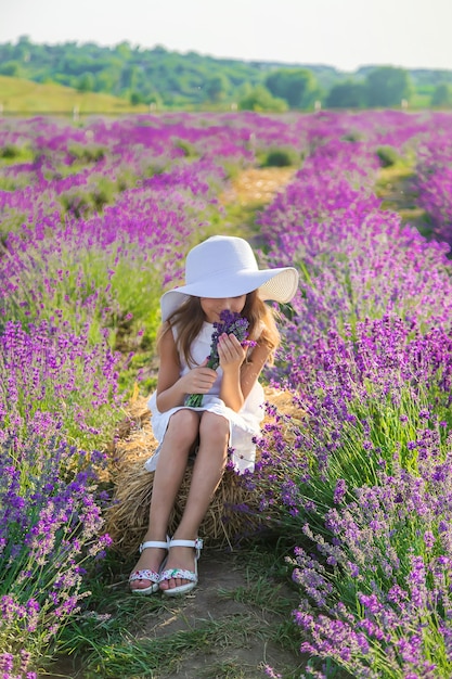 Un niño en un campo de lavanda. Enfoque selectivo. Naturaleza.