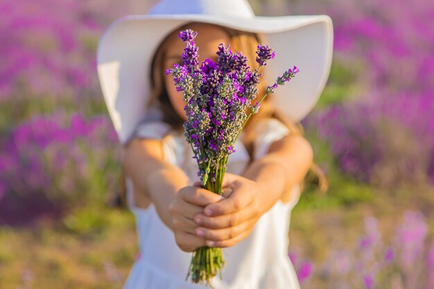 Un niño en un campo de lavanda. Enfoque selectivo.