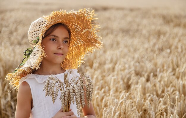 Un niño en un campo de trigo. Enfoque selectivo.