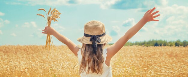 Un niño en un campo de trigo.