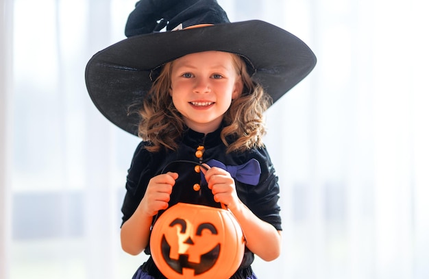 Niño con canasta de calabaza