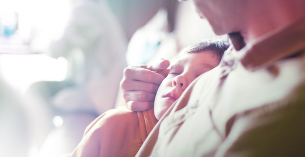 niño cansado se durmió en el hombro de sus padres