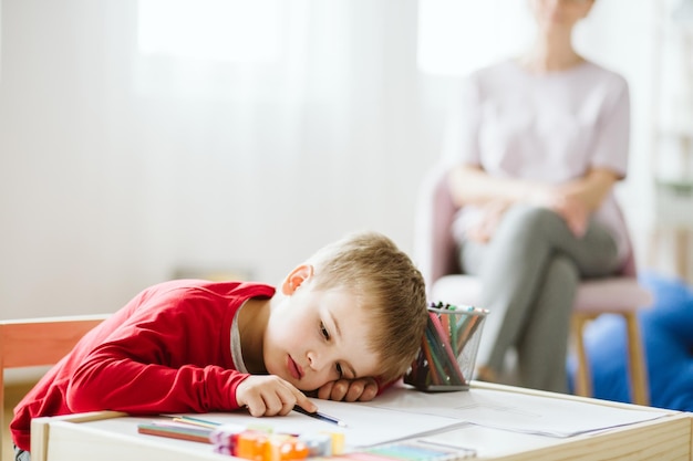 Foto niño cansado en la escuela