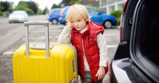 Niño cansado listo para ir de viaje con sus padres