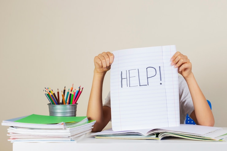 Foto niño cansado triste necesita ayuda con la tarea en casa