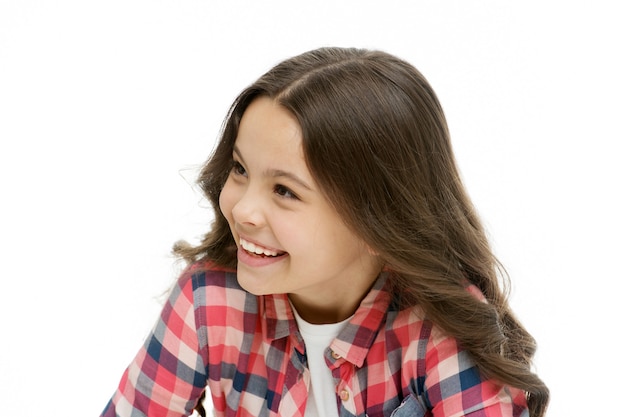 Niño con cara alegre y sonrisa brillante aislado en blanco. Concepto de emociones. Niño emocional sincero. Chica risa cara emocional. Humor y reacción divertida historia. Concepto de infancia y felicidad.