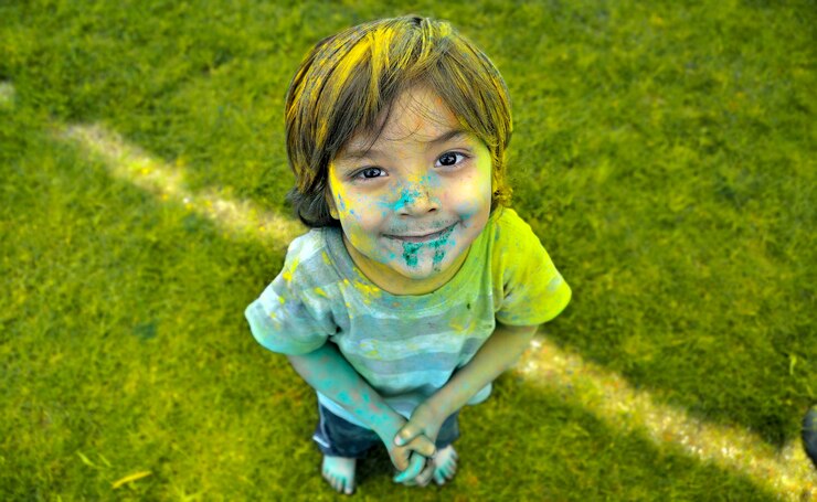 Niño con cara pintada sonriendo
