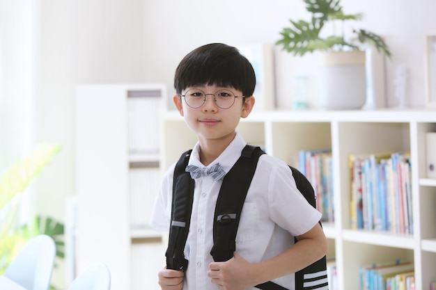 Un niño cargando una mochila escolar para el nuevo semestre.