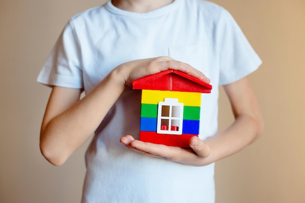 Niño con una casa de juguetes