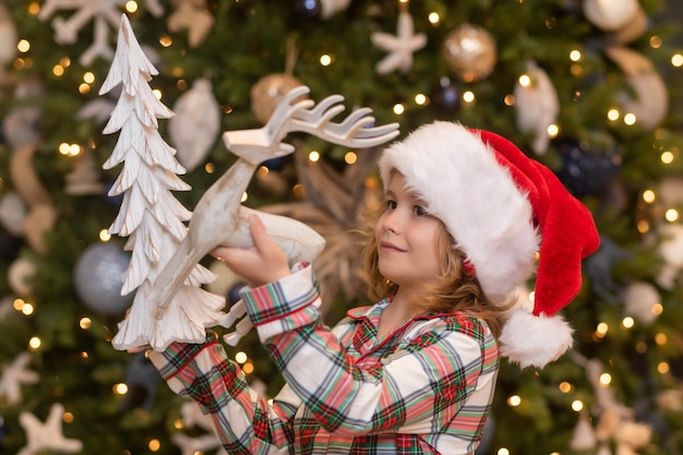 Niño en casa en navidad niño pequeño celebrando navidad o año nuevo