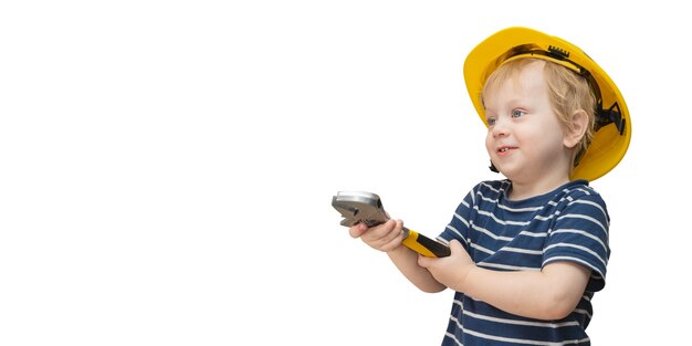 Foto niño en casco aislado sobre fondo blanco.