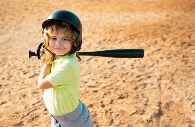 Foto niño con casco de béisbol y bate de béisbal listo para batear