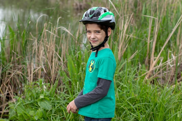 Niño con casco de bicicleta al aire libre en verano