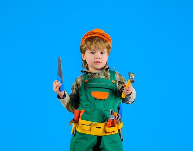 Niño con casco y herramientas niño pequeño reparador como trabajador de la construcción niño en constructores