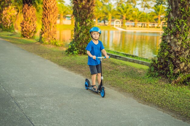 Un niño con casco montando una moto en el parque