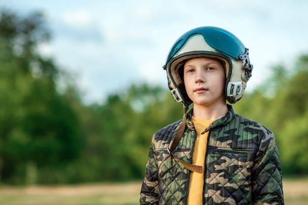 Un niño con casco de piloto.