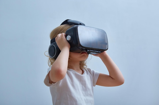 Niño con casco de realidad virtual Tecnología de innovación y concepto de educación Espacio de copia