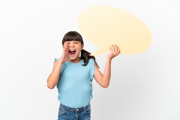 Foto niño caucásico aislado sobre fondo blanco sosteniendo un bocadillo vacío y gritando