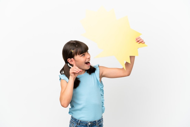 Foto niño caucásico aislado sobre fondo blanco sosteniendo un bocadillo vacío y pensando