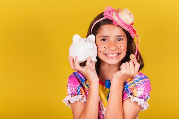 Niño caucásico brasileño festa junina ropa primer plano foto finanzas celebración hucha ahorros de dinero mayo junio y julio festividades festa junina celebraciones