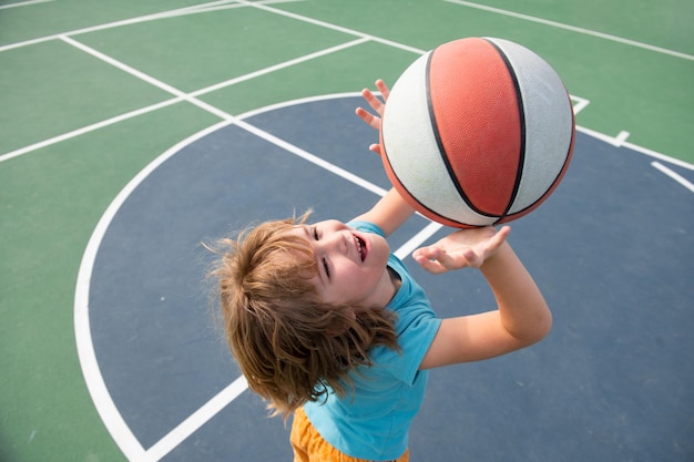 Foto niño caucásico, juego, baloncesto, niños, deporte, cara