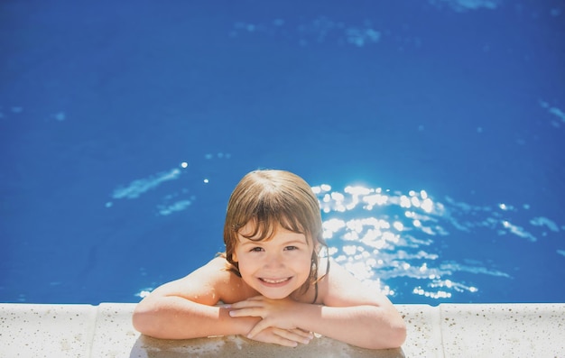 niño caucásico, en, piscina, retrato