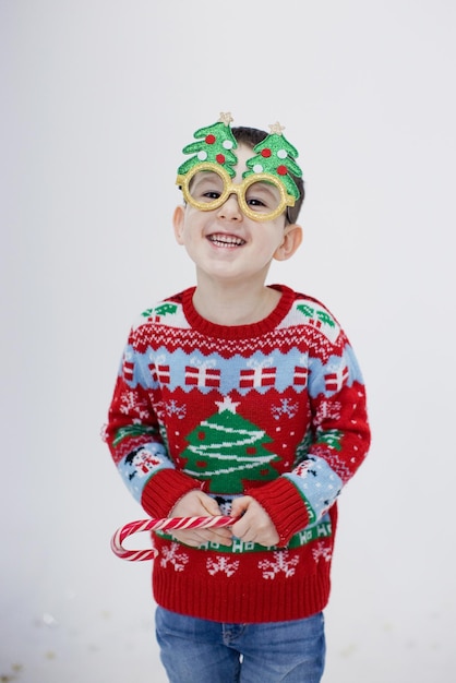 Niño caucásico preescolar en suéter de Navidad