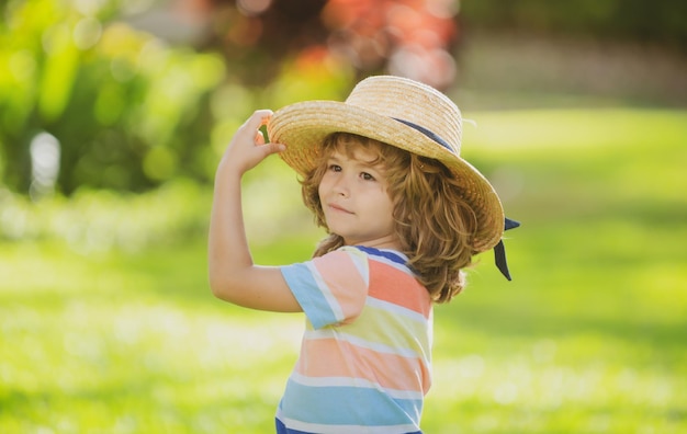 Niño caucásico con sombrero de paja cara de verano para niños