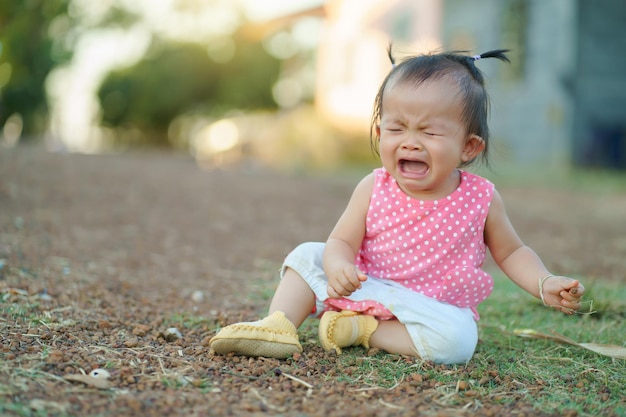 El niño se cayó y lloró Niña frenética