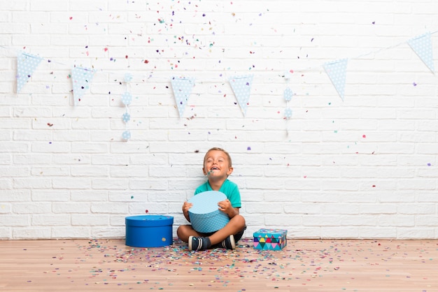 Niño celebrando su cumpleaños con confeti en una fiesta