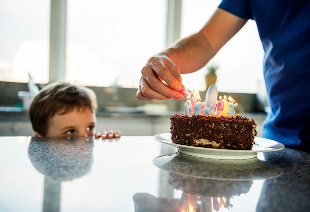 Niño celebrando su cumpleaños con un pastel