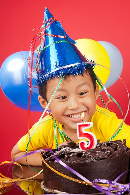 Foto niño celebrando su cumpleaños.