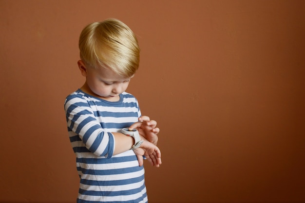 niño cepillándose los dientes