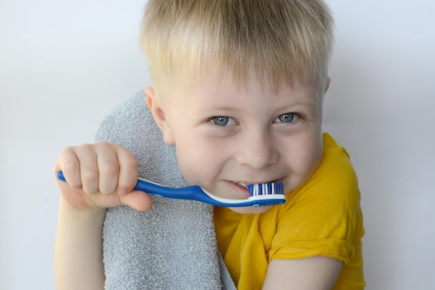 Niño cepillándose los dientes