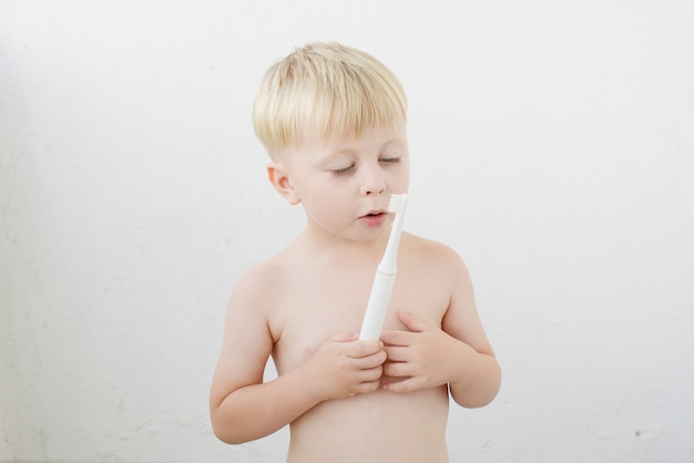 niño cepillándose los dientes