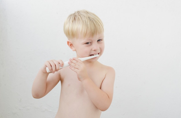 Foto niño cepillándose los dientes