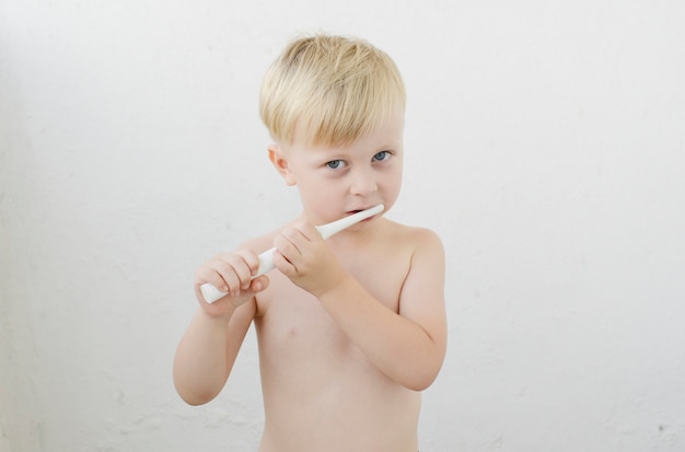 niño cepillándose los dientes