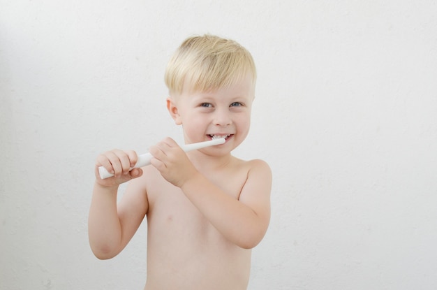 niño cepillándose los dientes